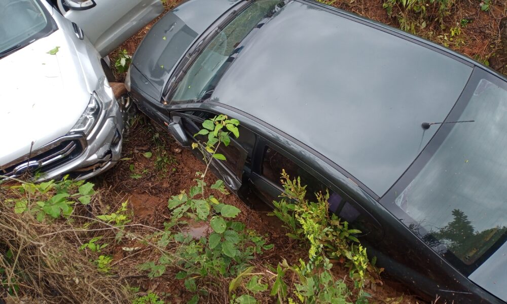 BURACO NA PISTA- Colisão entre dois carros é registrado na RO 010