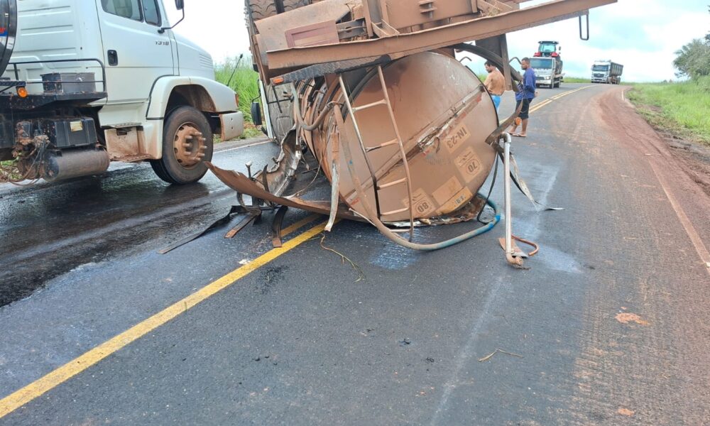 PERDEU CONTROLE-Caminhão-tanque de leite tomba na RO-479 e outro veículo sai da pista para evitar colisão