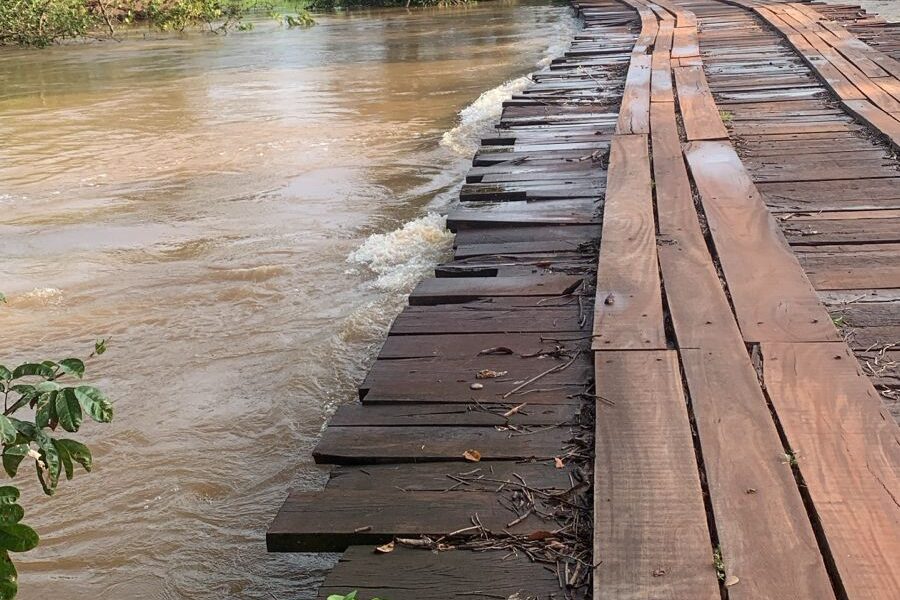 Forte chuva deixa Linha 204 Norte intransitável em Rolim de Moura