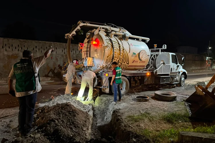 Atiende COMAPA y Obras Públicas daño en tubería de la colonia Loma Alta