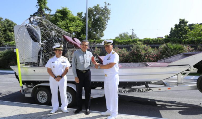Entrega Américo aerodeslizador a la SEMAR para labores de vigilancia y rescate