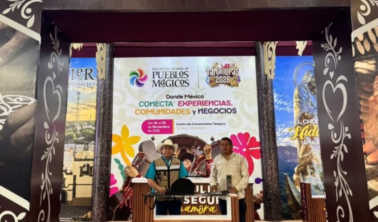 Disfrutan niñas y niños aventuras en el stand de la Secretaría de Turismo