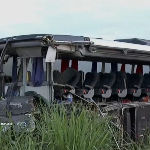 Acidente com ônibus universitário e carreta deixa 12 mortos em SP