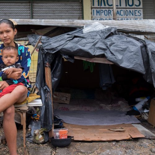 Sem dinheiro, venezuelanos acampam às margens de rodovia na fronteira do Brasil: 'aqui pelo menos temos comida'