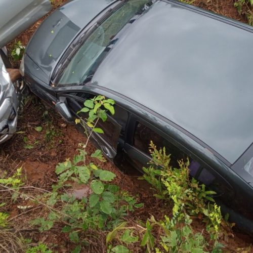 BURACO NA PISTA- Colisão entre dois carros é registrado na RO 010