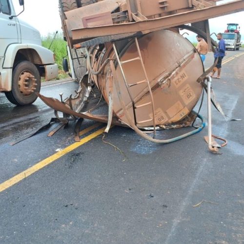 PERDEU CONTROLE-Caminhão-tanque de leite tomba na RO-479 e outro veículo sai da pista para evitar colisão